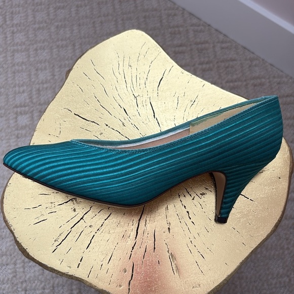 Dyeables Vintage,  Elegant Ribbed Satin Teal Striped Women's Shoes. Size 7B - Picture 12 of 16